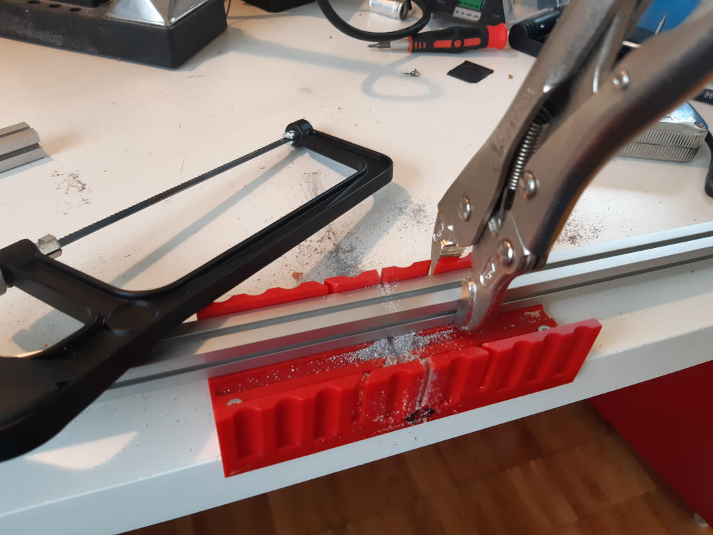 Mitre box with the Makerbeam clamped in